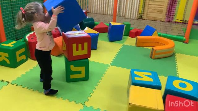 Соня с родителями в парке развлечений смотреть онлайн