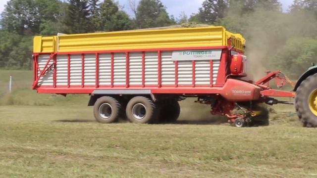 Návěs Pöttinger Torro 8010 L Combiline Při Sklizni Sena