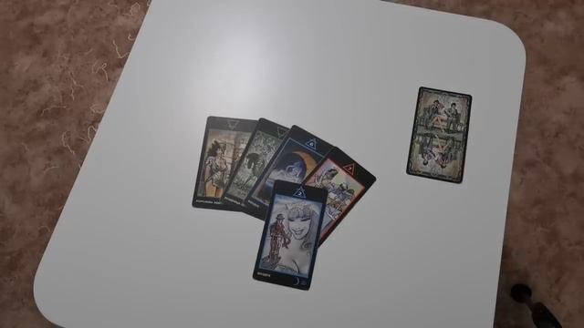 Что он хочет мне сказать, но молчит? | Расклад Таро смотреть онлайн