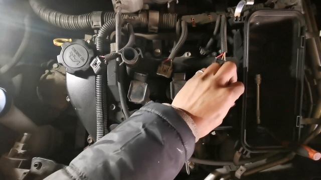 Comment remplacer c'est bougies facilement sur Citroën C1 ou peugeot 107 ou encore Toyota Aygo. смотреть онлайн