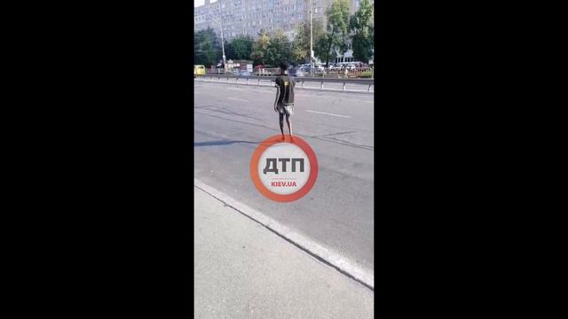 В Киеве на Демеевке очень плохо человеку: кидается на проезжую часть, что-то бормочет. смотреть онлайн