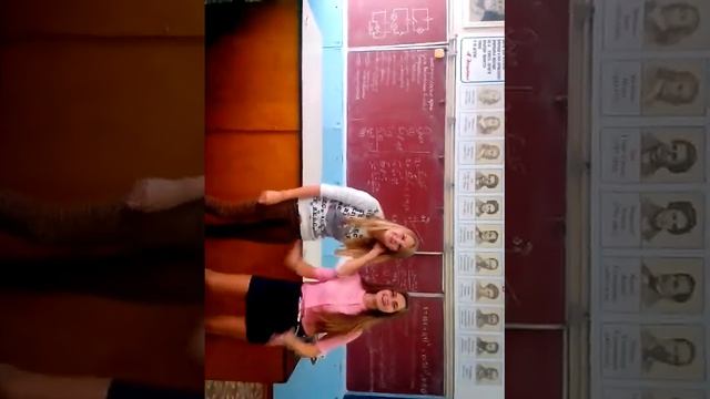 Урок физики - зарядка от Кристины и Риты. смотреть онлайн