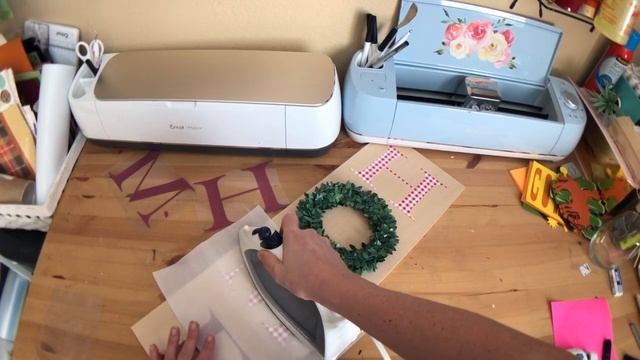 DIY Easy & Affordable Christmas Gift Series - Easy Holiday Wood Sign with HTV and Your Iron! смотреть онлайн