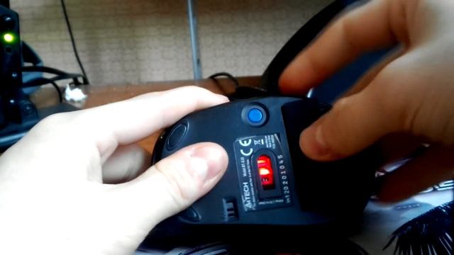 Как вставить батарейку в мышку смотреть онлайн