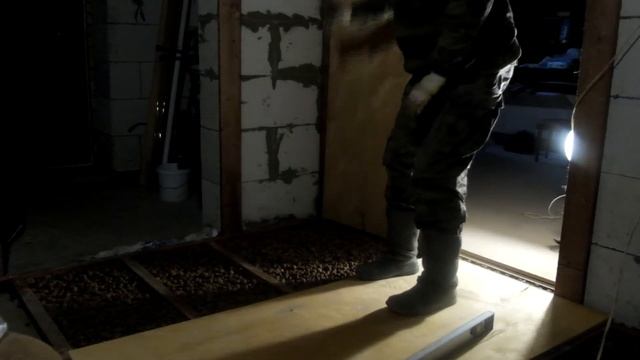 Черновой пол из фанеры, лаг и керамзита. Часть 5 - засыпка пола керамзитом смотреть онлайн