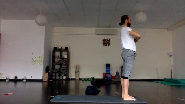 Yoga Torsione per la colonna e nuova carica di energia30' смотреть онлайн