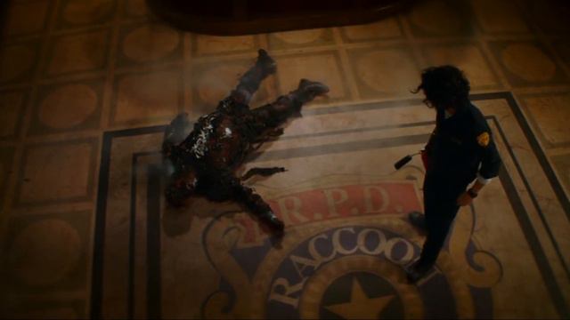Resident Evil Welcome to Raccoon City Leon is about to call an ambulance for a dead human torch смотреть онлайн