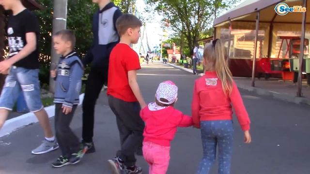 Катаемся на Горке в Парке Развлечений Маленькая девочка Арина смотреть онлайн