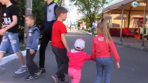 Катаемся на Горке в Парке Развлечений Маленькая девочка Арина