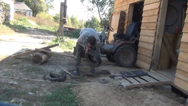 В ПОЛЕ НА КОЛЕНКЕ ПРИШЛОСЬ МЕНЯТЬ ПОКРЫШКИ, ГЕНИАЛЬНЫЙ ШИНОМОНТАЖНИК смотреть онлайн