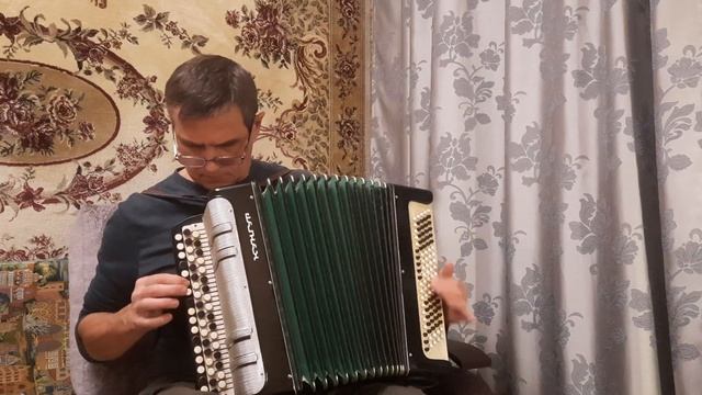 832. На твою походку я, всё смотрю, смотрю, как плывёшь, а не идешь, глаз не отведу... смотреть онлайн