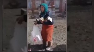 2022-04-10 Бабушка по ошибке вышла с красным флагом встречать украинских солдат. Полная версия.mp4