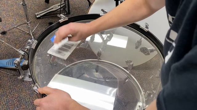 Installing a vinyl logo on a drum head. смотреть онлайн