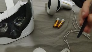 Guide: How to change Oculus Quest 2 Controller Batteries?