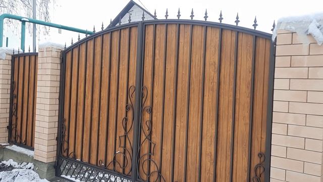 Забор из двухстороннего профнастила под дерево с элементами ручной художественной ковки своими рука смотреть онлайн