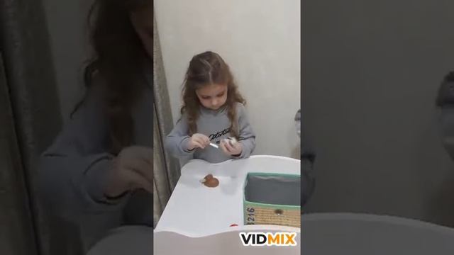 Ариф и Фидан Челендж,отгадывают загадки и зарабатывают Kinder Surprise смотреть онлайн