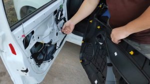 Снять карту с водительской двери Лада Гранта FL