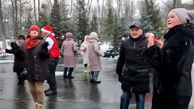А СНЕГ ИДЁТ, А СНЕГ ИДЁТ!???/ТАНЦЫ В ПАРКЕ ГОРЬКОГО ХАРЬКОВ ЯНВАРЬ 2022 смотреть онлайн