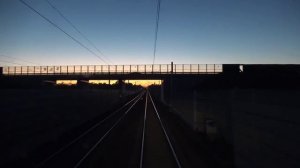 Вид из окна кабины машиниста грузового поезда Европа Германия Мюнхен. Вид из окна Ночная поездка