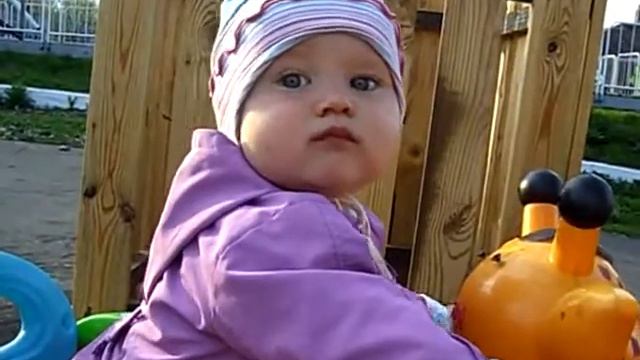 Маленькая девочка ржачно показывает ёжика смотреть онлайн