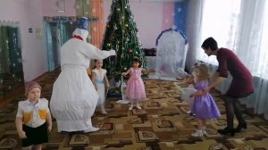 Новогодний утренник в младше-средней группе