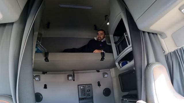 Volvo Truck nhi chalta firta Hotel hai Canada mai ? | VOLVO vnl 760 Tour смотреть онлайн