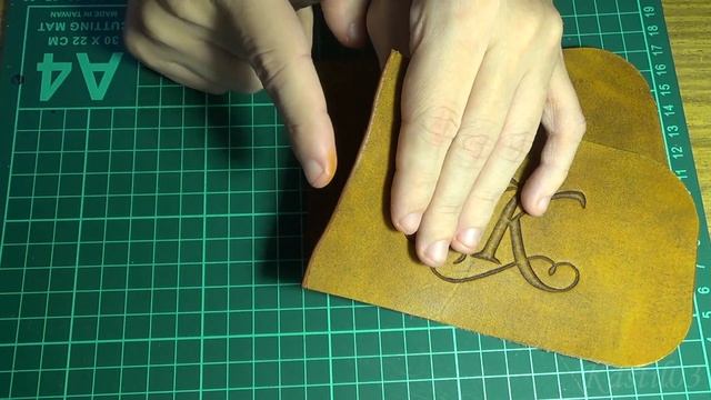 Простой чехол для очков из кожи. Simple case for glasses made of leather. смотреть онлайн