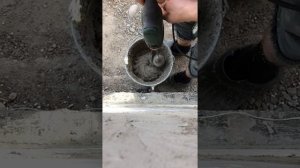 Мешаю цемент в ведре расслабляющее видео