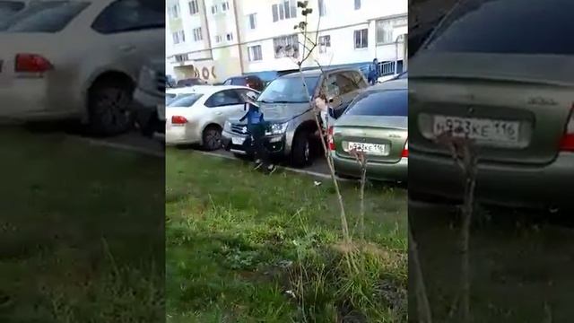 Один мальчик гоняет за 2 девочек 1 мальчика смотреть онлайн