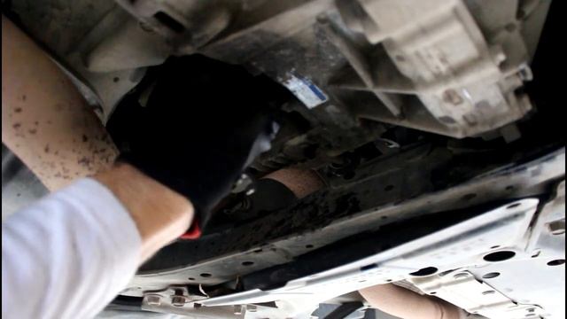 Toyota RAV4 2,0 Тойота РАВ 4 2007 года Замена масла в раздатке и редукторе заднего моста смотреть онлайн