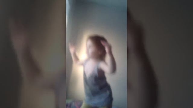 Девочка тонцует лет 2 годика смотреть онлайн