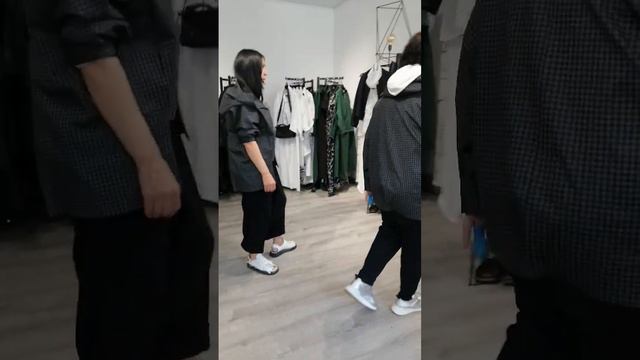 Покупатели,примерка, шутки, смех смотреть онлайн