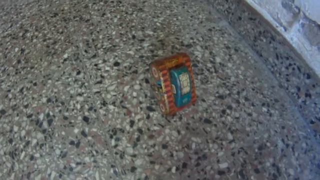 Antiguo tanque de juguete chapa a cuerda funcionando. смотреть онлайн