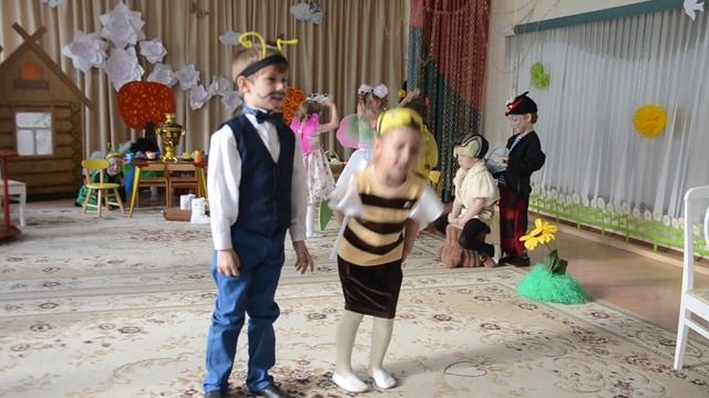 Саша в роли паука в музыкальном спектакле Муха-Цокотуха смотреть онлайн