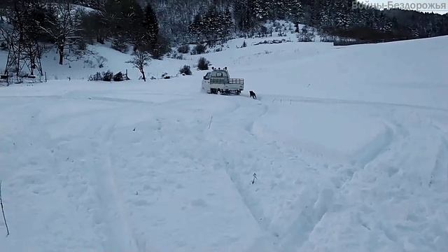 По снегу на грузовичке Suzuki key truck, маленький да удаленький. смотреть онлайн