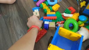 Играем с Трактором погрузчиком как в Большой песочнице. Видео для детей