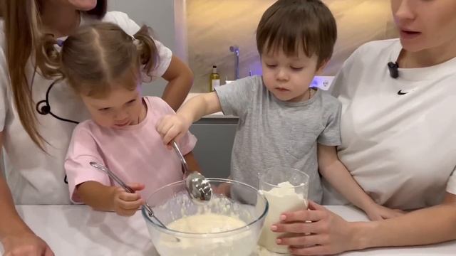ГОТОВИМ С МИРОНОМ // В ГОСТЯХ БЛОГЕРЫ Ася и Ника // ПАНКЕЙКИ смотреть онлайн