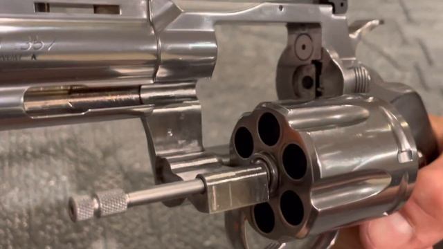 New Colt Python .357 Magnum the Legend Continues смотреть онлайн