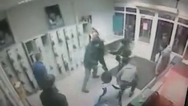 Один охранник навалял четырём гопникам смотреть онлайн