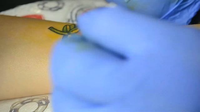 OLD SCHOOL TATTOO LINEWORK / Strawberry RS NEEDLE (time-lapse)