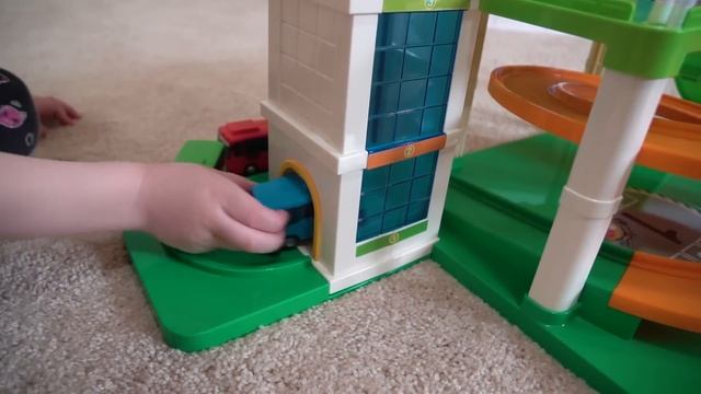 Cute Kid Genevieve Plays with Tayo the Little Bus Elevator! смотреть онлайн