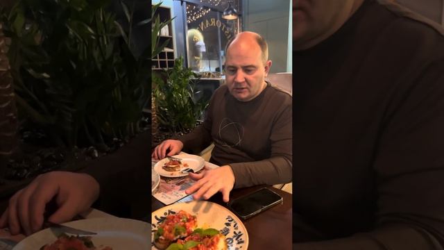 Известный дегустатор в узких кругах Vladislav Kovalenko, дегустирует итальянскую кухню в Ташкенте