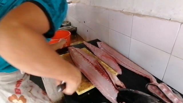 МНЕ РАЗРЕШИЛИ В КАФЕ НА КУХНЕ СНЯТЬ КАК РАЗДЕЛЫВАЮТ ОГРОМНУЮ РЫБУ. ИНДИЯ смотреть онлайн