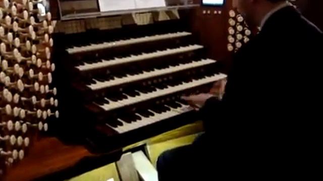 Olivier Latry at the organ at the Cathedral of Notre Dame смотреть онлайн