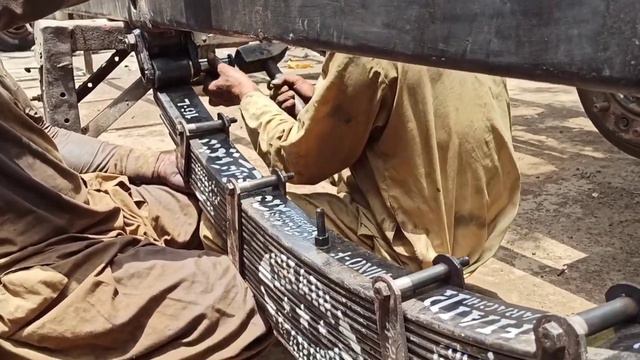 Установка листовой рессоры в автобусе Hino. смотреть онлайн