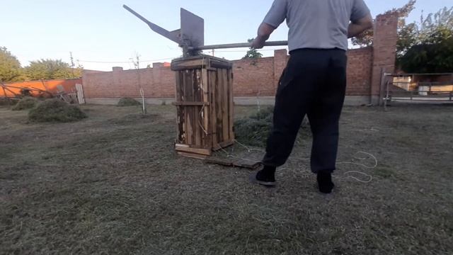 Ручной пресс для сена своими руками. Do-it-yourself manual hay press. смотреть онлайн