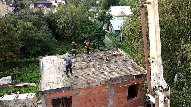 Заливаем перекрытие 2го этажа. Заканчиваем строительство коробки гостевого дома. смотреть онлайн