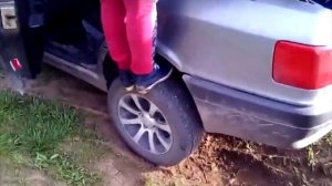 Заменить колесо без домкрата. 2 проверенных способа без подручных средств!