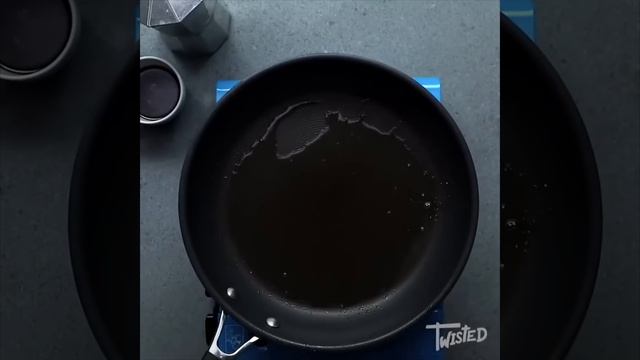 Breakfast Of Champions | Twisted | Fried Egg Hash Browns Yum! смотреть онлайн