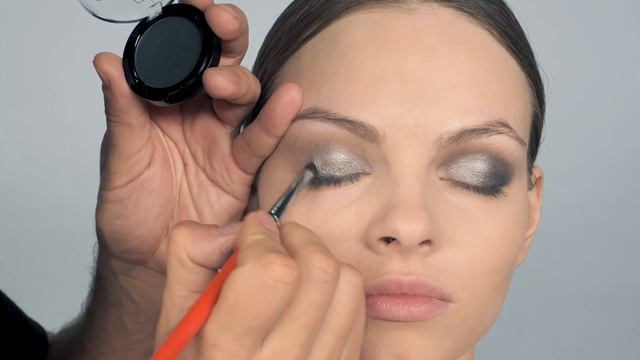 Урок по макияжу от Сергея Турчанинова: Макияж в технике SMOKY EYES смотреть онлайн